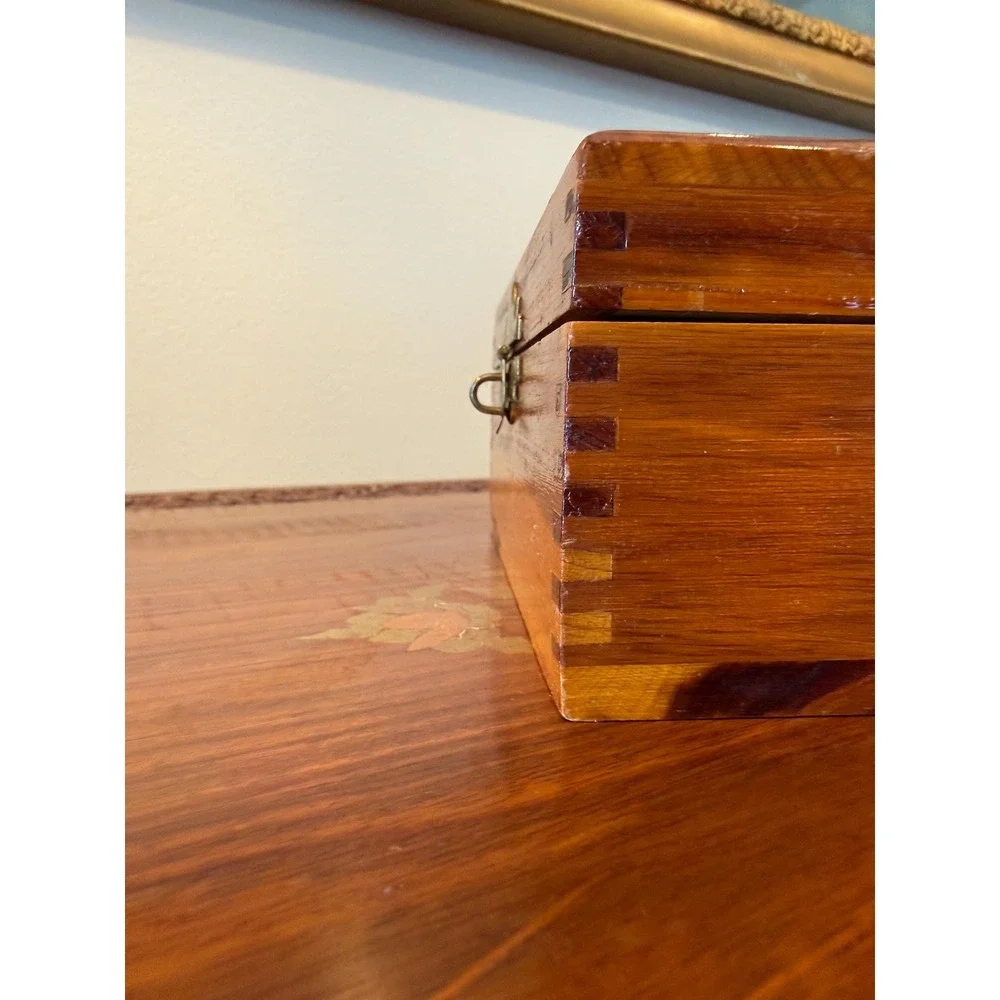Vintage Cedar Keepsake Box with Floral Transfer Lid‎